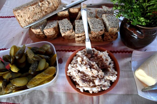 Mazowieckie przysmaki - smalec, ogórki i razowy chlebek. Fot. mat. prasowy