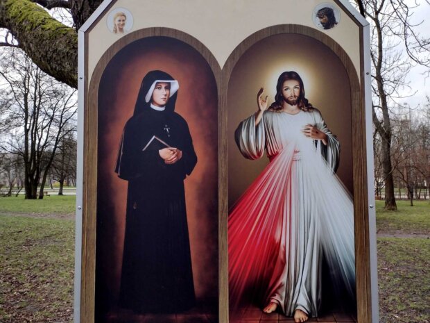 Obraz siostry Faustyny i obraz Jezusa Miłosiernego. w parku Juliusza Słowackiego w Łodzi. Fot. arch. autora