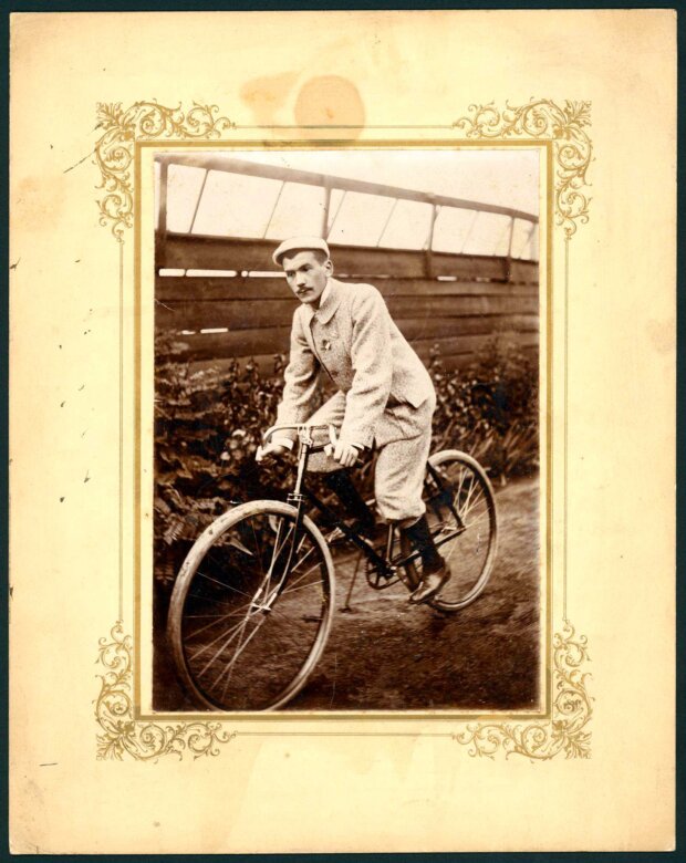 Zdjęcie cyklisty z 1897 r. Kazimierza Wyhowskiego (autor Zygmunt Skrobański, BN-Polona)