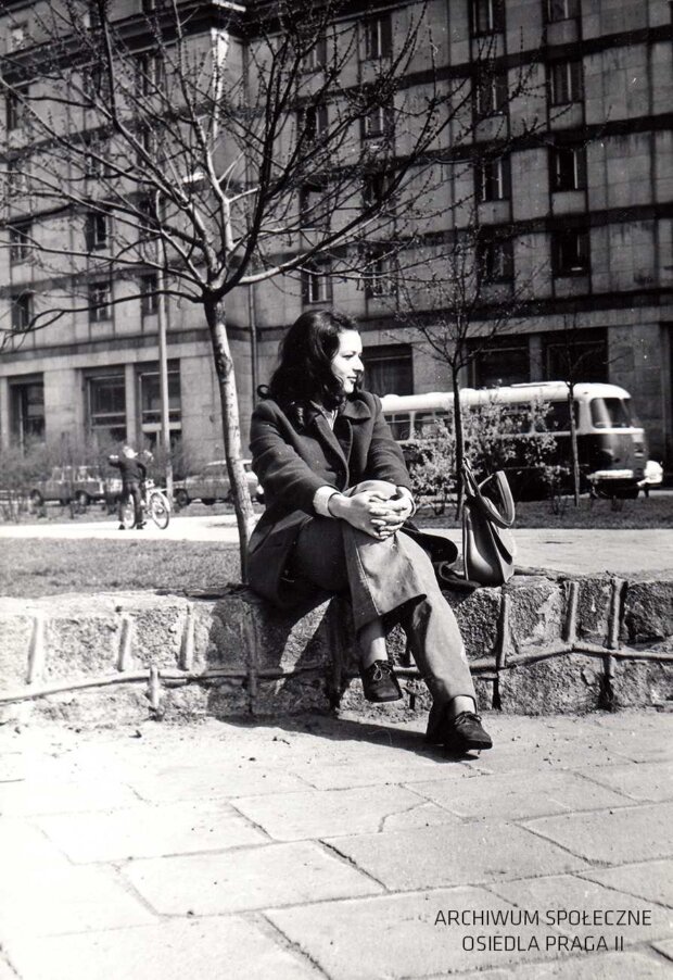 Plac Hallera i dziewczyna - na zdjęciu pani Iwona Tokarska, która przekazała je do Muzeum Osiedla Praga II. Arch. Muzeum Osiedla Praga II