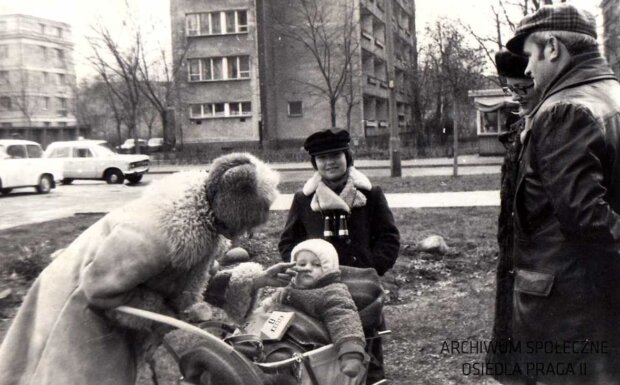 Rodzina przy ul. Darwina - rok 1974. Zdjęcie przekazała pani Maria Terlecka. Arch. Muzeum Osiedla Praga II