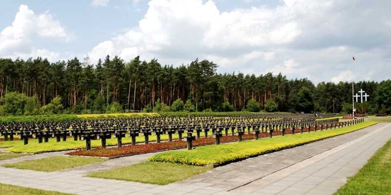 Cmentarz w Palmirach - panorama. Fot. Przemysław Jahr (Wikimedia)