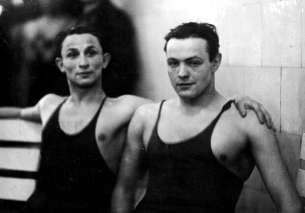 Ilia Szrajbman (z lewej) i Roman Kazimierz Bocheński (z prawej). Ilia biorał udział w zawodach w Berlinie w 1933. Obaj z Akademickiego Związku Sportowego w Warszawie. Fot. NAC