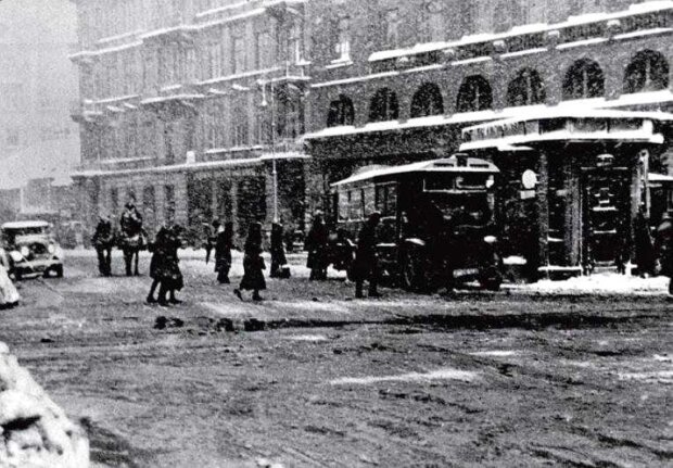 Kamienica pod numerem 23 (od lewej). Rok 1960. Źródło ''Warszawa na starej fotografii''