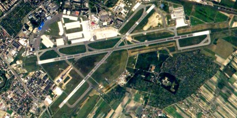 Lotnisko Chopina w Warszawie - zdjęcie satelitarne. Fot. NASA