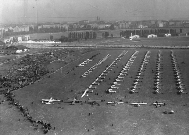 Lotnisko Mokotowskie - 26 września 1937 r. Przekazanie wojsku 130 samolotów ufundowanych przez Ligę Obrony Powietrznej i Przeciwgazowej. Źr. NAC