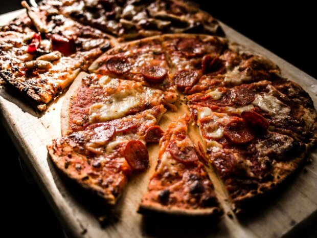 Pizza na drewnianej desce Fot. Brett Jordan (Pexels.com)