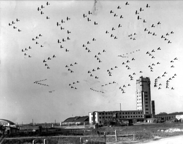 Pokazy lotnicze na lotnisku Okęcie w Warszawie rok 1933. Klucz samolotów myśliwskich w locie nad wieżą kontroli lotów. Klucz samolotów myśliwskich w locie nad wieżą kontroli lotów. Źr. NAC