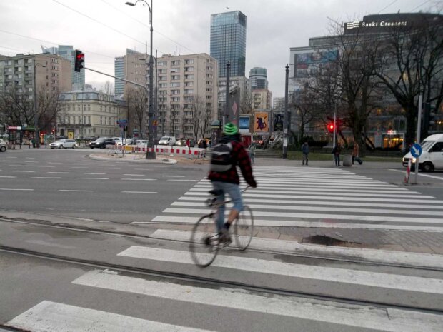 Rowerzysta przejeżdża przejściem dla pieszych na czerwonym świetle. Fot. nadesłane