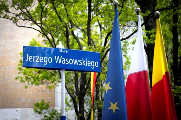 Tablica Skweru Jerzego Wachowskiego po odsłonięciu. Fot. Ewelina Lach UM