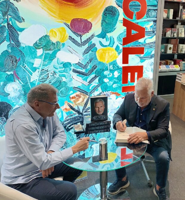 Aleksander Kwaśniewski i Aleksander Kaczorowski podpisują książkę