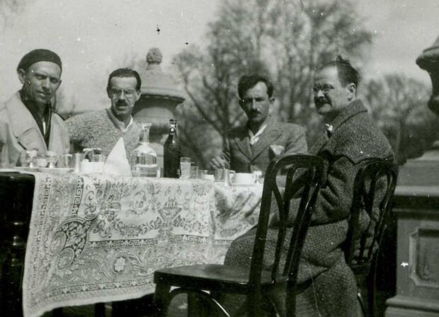 Drużyna olimpijska szermierzy na obozie szkoleniowym w Budapeszcie, 1932. Od lewej Władysław Segda, Adam Papee, Władysław Dobrowolski, węgierski trener Bela Szombathely. Zbiory MSiT