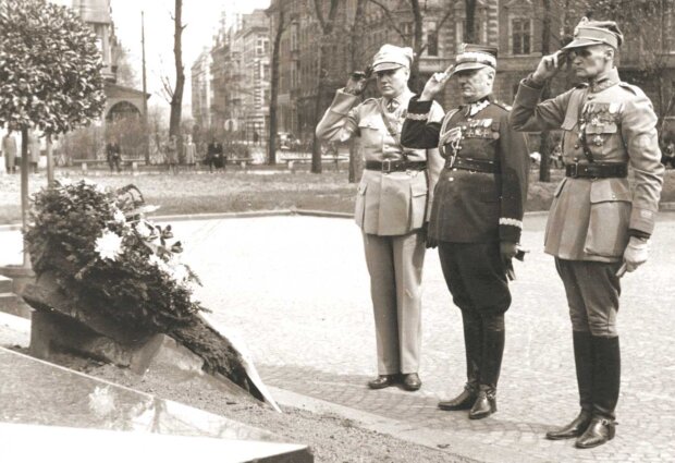 Gen. Jerzy Wołkowicki - w środku - przed Grobem Nieznanego Powstańca w Katowicach (16 kwietnia 1939) Fot. źr. NAC