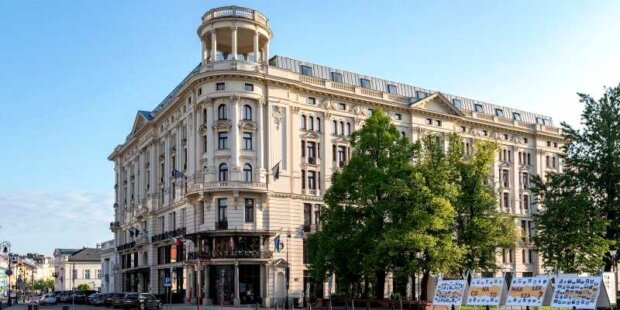 Hotel Bristol Warszawa ulica Krakowskie Przedmieście, 23 lipca 2017. Fot. Tilman2007 (Wikimedia)