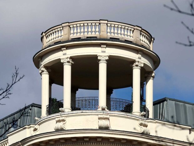 Glorieta Hotelu Bristol w Warszawie. Fot. Cybularny (Wikimedia)