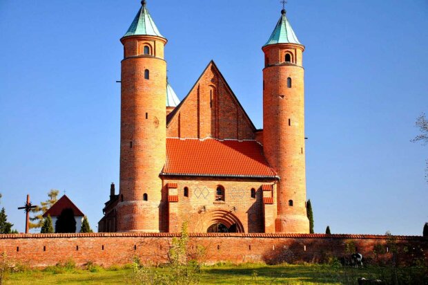 Kościół obronny w Brochowie w 2010 r. - pod wezwaniem św. Rocha. Fot, Fotogwal (Wikimedia)