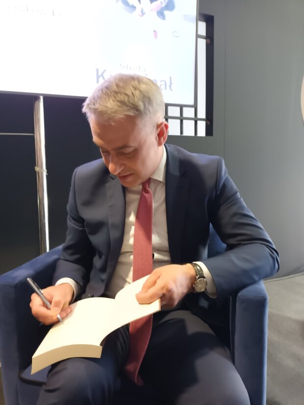 Krzysztof Gawkowski podpisuje książkę