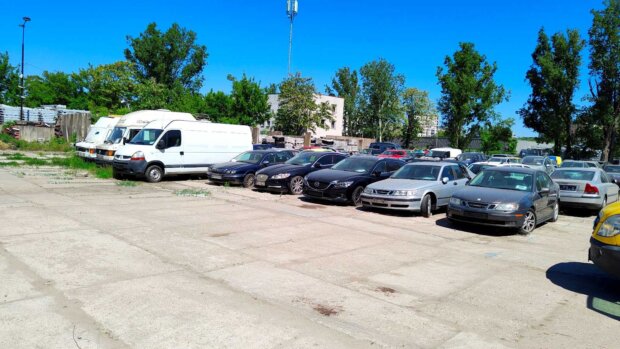 Odholowane pojazdy na parkingu przy ul. Gołdapskiej 7. Fot. Warszawa.pl