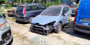 Odholowane pojazdy na parkingu przy ul. Gołdapskiej 7. Fot. Warszawa.pl