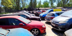 Odholowane pojazdy na parkingu przy ul. Gołdapskiej 7. Fot. Warszawa.pl