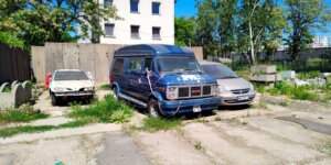 Odholowane pojazdy na parkingu przy ul. Gołdapskiej 7. Fot. Warszawa.pl