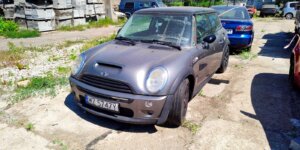 Odholowane pojazdy na parkingu przy ul. Gołdapskiej 7. Fot. Warszawa.pl