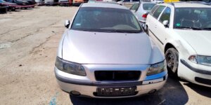 Odholowane pojazdy na parkingu przy ul. Gołdapskiej 7. Fot. Warszawa.pl