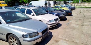 Odholowane pojazdy na parkingu przy ul. Gołdapskiej 7. Fot. Warszawa.pl