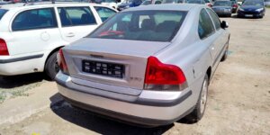 Odholowane pojazdy na parkingu przy ul. Gołdapskiej 7. Fot. Warszawa.pl