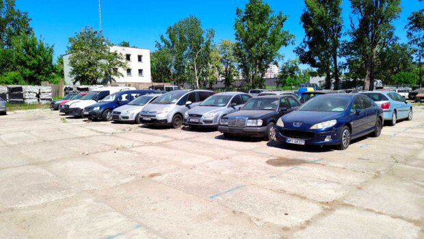 Odholowane pojazdy na parkingu przy ul. Gołdapskiej 7. Fot. Warszawa.pl