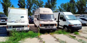 Odholowane pojazdy na parkingu przy ul. Gołdapskiej 7. Fot. Warszawa.pl