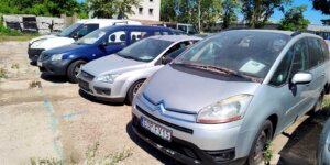 Odholowane pojazdy na parkingu przy ul. Gołdapskiej 7. Fot. Warszawa.pl