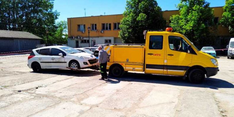 Odholowane pojazdy na parkingu przy ul. Gołdapskiej 7. Profesjonalna firma Loctra holuje na zlecenie urzędu miasta po prawej stronie Wisły. Fot. Warszawa.pl