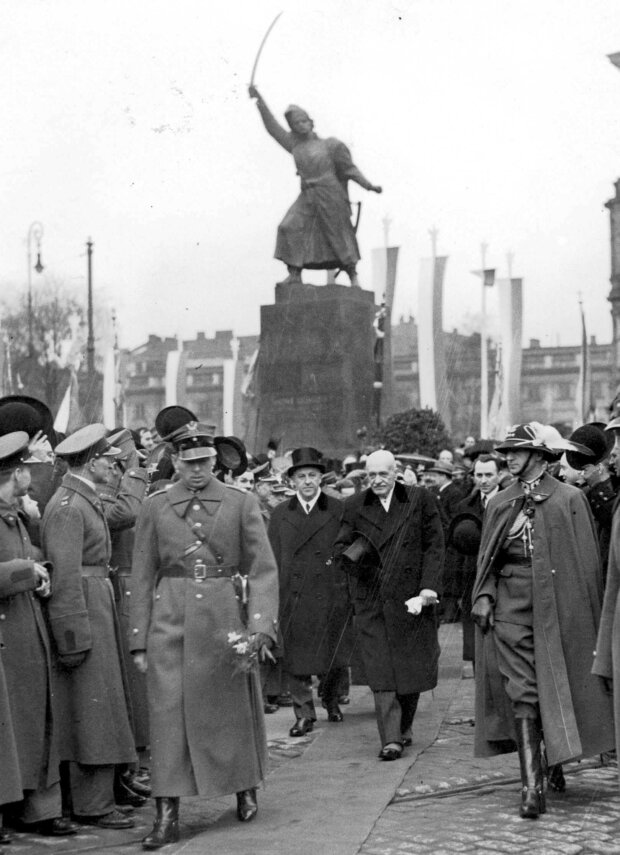 Oficjele po odsłonięciu pomnika Jana Kilińskiego w Warszawie. Na zdjęciu Prezydent RP Ignacy Mościcki (w środku na drugim planie), komisarz Rządu na m.st. Warszawa Władysław Jaroszewicz (na lewo od Prezydenta), adiutanci Prezydenta RP kpt Józef Hartman (z prawej) i mjr Zygmunt Gużewski (z lewej), wiceprezydent Warszawy Józef Ołpiński. Źr. NAC