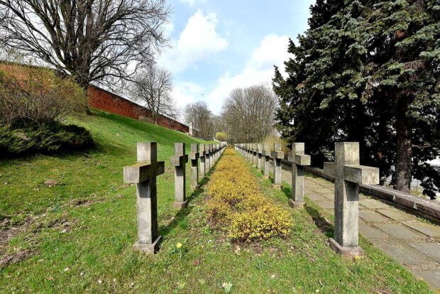Cytadela Warszawska. Symboliczny cmentarz na stokach Cytadeli Warszawskiej. Fot. Adrian Grycuk (Wikimedia)
