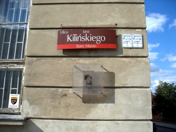Ulica Jana Kilińskiego w Warszawie. Tabliczki Miejskiego Systemu Informacji. Fot. Gophi (Wikimedia)