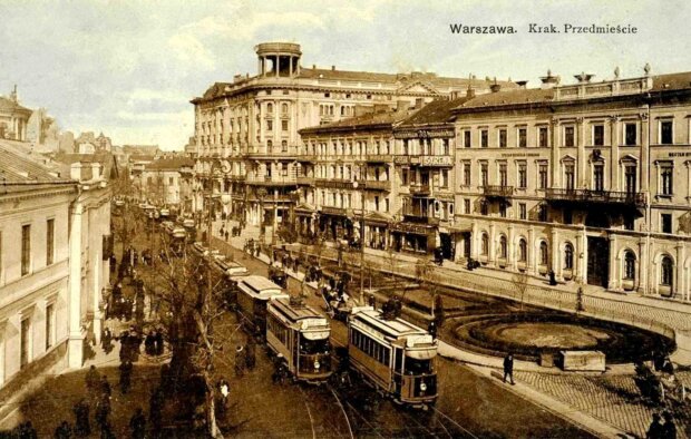 Ulica Krakowskie Przedmieście i Hotel Bristol w Warszawie (1910). Fot. Jan Raczyński (Wikimedia)