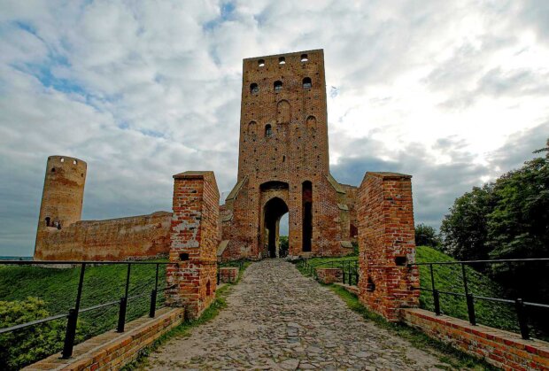 Zamek w Czersku w 2012 r. - wieża bramna i fragment zachowanych murów obwodowych zamku. Fot. Mrksmlk (Wikimedia)