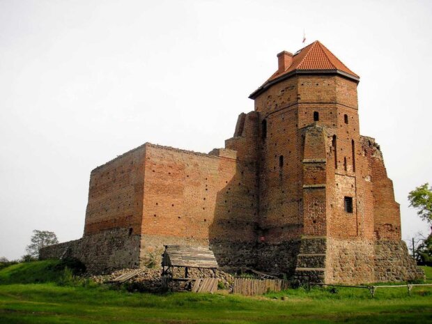 Zamek w Liwie w 2012 r. - wieża bramna i fragment zachowanych murów obwodowych zamku. Fot. Autostopowicz (Wikimedia)