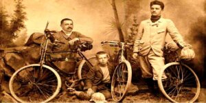 Antoni Fertner wraz z synem Stanisławem i nieznanym cyklistą z WTC w atelier fotograficznym w Lublinie 1897 r. Fot. zbiory MSiT