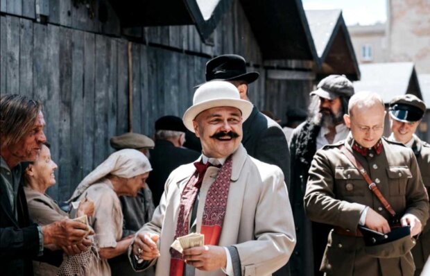 Arkadiusz Jakubik jako Jan ''Kum'' Kaplica (Tata Tasiemka). Kadr z filmu ''Król'' Jana Matuszyńskiego. Fot. Kacper Fertacz