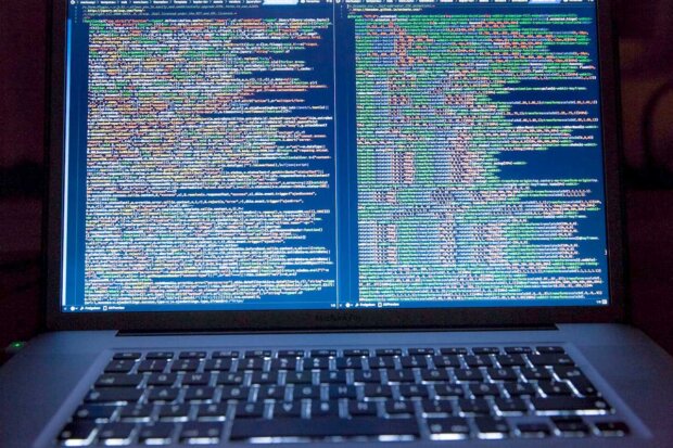 Komputer administratora z wyświetlonym kodem. Fot. Markus Spiske (pexels.com)