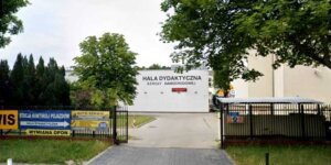 Stacja Kontroli Pojazdów w hali dydaktycznej Technikum Samochodowego nr 1 w Warszawie. Fot. Google Street View