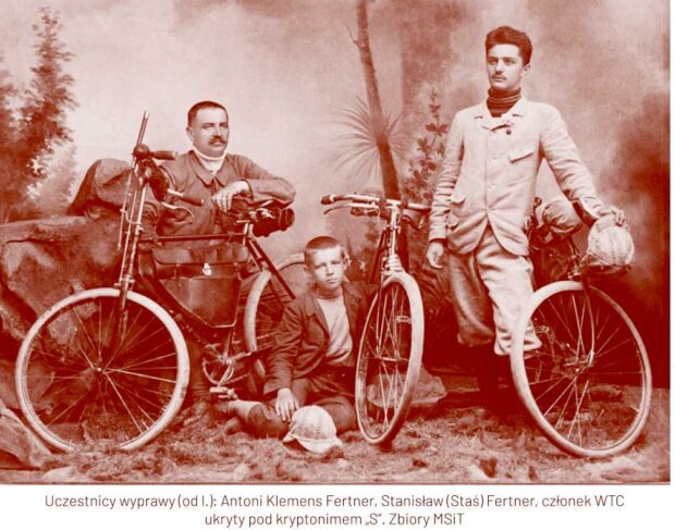 Uczestnicy wyprawy. Od lewej Antoni Klemens Fertner, Stanisław (Staś) Fertner, członek WTC ukryty pod kryptonimem ''S''. w atelier fotograficznym w Lublinie 1897 r. Fot. Zbiory MSiT