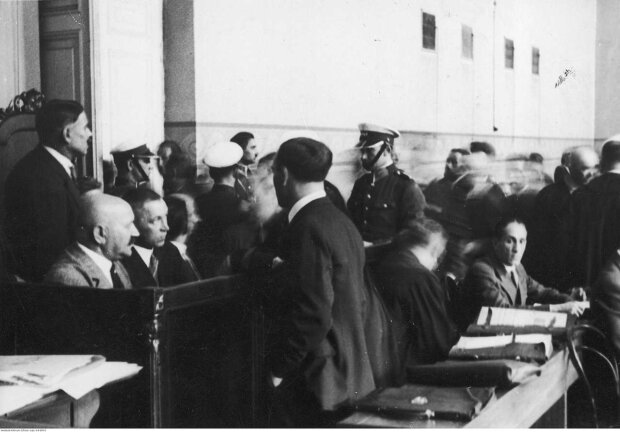 Widok na ławę oskarżonych w czasie rozprawy. Łukasz Siemiątkowski (siedzi z lewej łysy), Pantaleon Karpiński (siedzi obok Siemiątkowskiego). Fot. Jan Binek (źr. NAC)