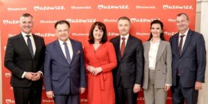 Zarząd Województwa Mazowieckiego 2024-2029. Od lewej stoją: Rafał Rajkowski, Adam Struzik, Janina Ewa Orzełowska, Ludwik Rakowski (przewodniczący sejmiku), Anna Katarzyna Brzezińska, Wiesław Raboszuk. Fot. mat. prasowy .