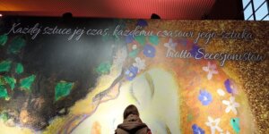 Motto secesjonistów wita zwiedzających