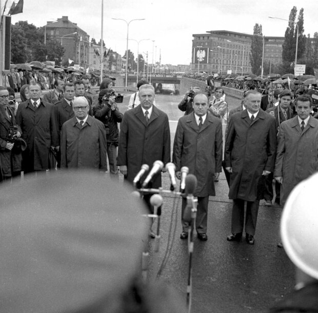 Otwarcie Trasy Łazienkowskiej 19 lipca 1974 r. - Stoją od prawej: prezydent m. st. Warszawy Jerzy Majewski, premier Piotr Jaroszewicz, I sekretarz KW PZPR Józef Kępa, I sekretarz KC PZPR Edward Gierek, przewodniczący Rady Państwa Henryk Jabłoński. 1. z lewej z aparatem fotograficznym stoi Kazimierz Seko - fotoreporter CAF. W tle widoczny fragment budynku Głównego Urzędu Statystycznego (GUS) w Alei Niepodległości. Fot. Zbyszko Siemaszko