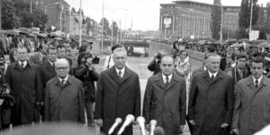 Otwarcie Trasy Łazienkowskiej 19 lipca 1974 r. - Stoją od prawej: prezydent m. st. Warszawy Jerzy Majewski, premier Piotr Jaroszewicz, I sekretarz KW PZPR Józef Kępa, I sekretarz KC PZPR Edward Gierek, przewodniczący Rady Państwa Henryk Jabłoński. W tle widoczny fragment budynku Głównego Urzędu Statystycznego (GUS) w Alei Niepodległości. Fot. Zbyszko Siemaszko