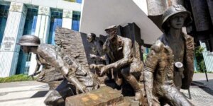 Pomnik Powstania Warszawskiego na placu Krasińskich. Fot. Szymon Pulcyn UM Warszawa